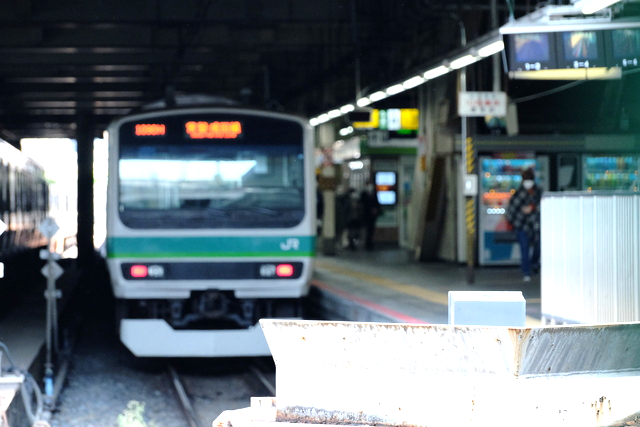 上野駅で発車を待つ常磐線E231系