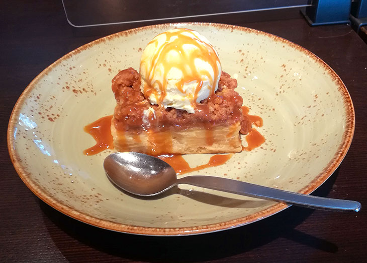 上野駅構内にある、ハードロックカフェ上野駅東京。有名なアップル