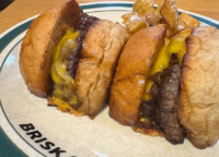 SNSで話題｜ハンバーガーの〝切ったやつ〟を実食！人気店「BRISKSTAND ASAKUSA（ブリスクスタンドアサクサ）」が浅草・田原町に新オープン