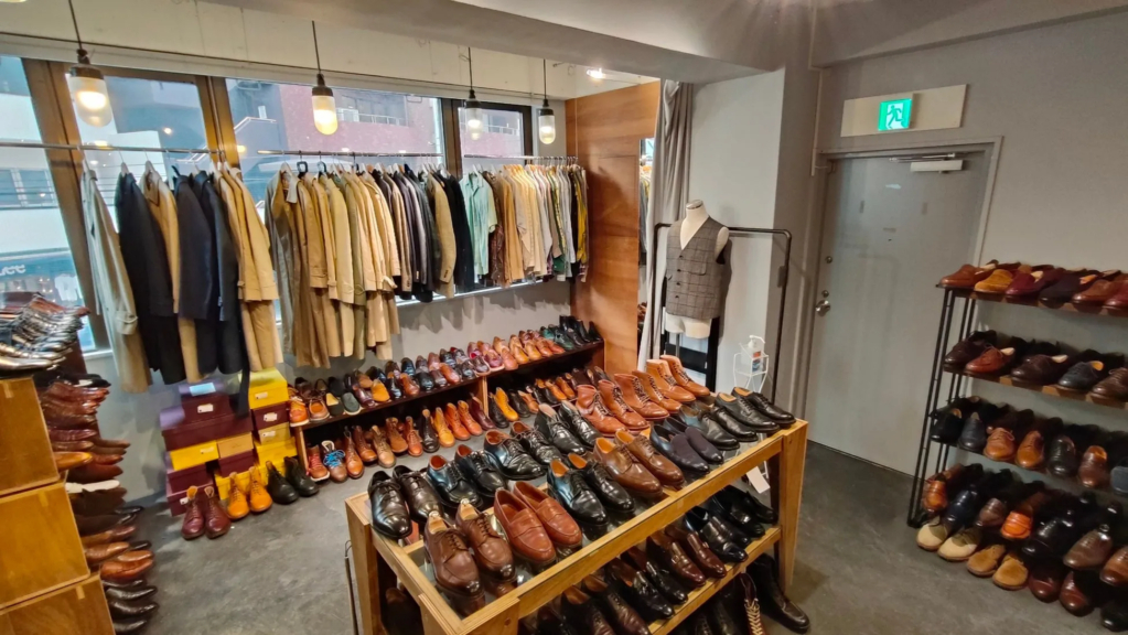 ラストラボの店内風景。壁には服が掛けられ、靴が陳列されている。