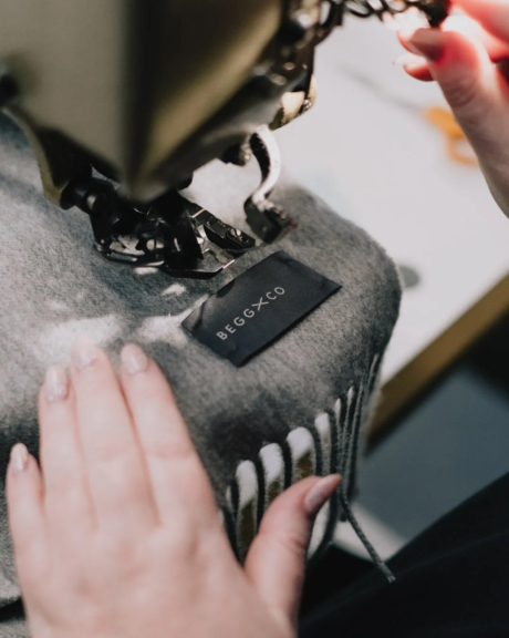 手縫いの様子を捉えた写真、タグにはBEGGXCO