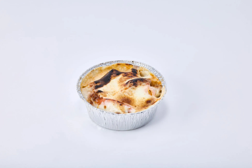 アルミカップに入った、表面が焦げ目のついた料理の写真です。