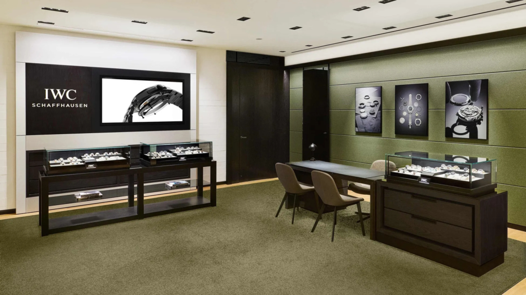 IWCの時計店内の様子。ショーケースには時計が並び、壁には時計の部品やデザイン画が飾られている。