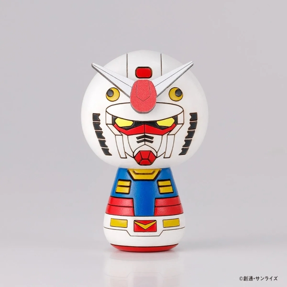 ガンダムのキャラクターを模した起き上がりこぼしのようなおもちゃ。顔と胴体部分で構成され、ガンダムの特徴的なカラーリングが施されている。