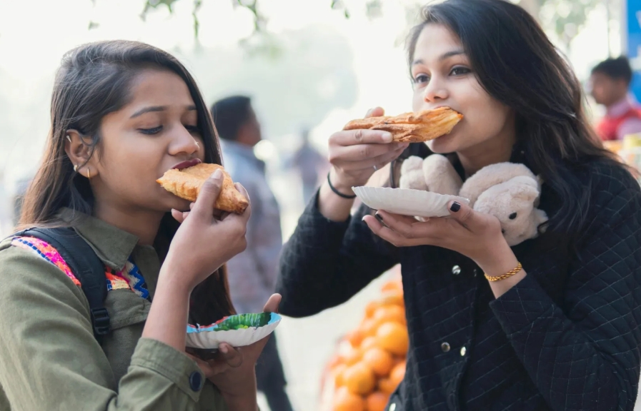 屋外で食事を楽しむ人々