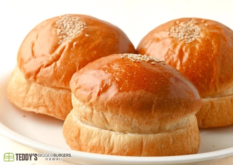 白くて丸いお皿の上に、3つのハンバーガーバンズが並べられています。