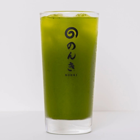 グラスに入った抹茶ドリンクの写真。ロゴが印刷されている。