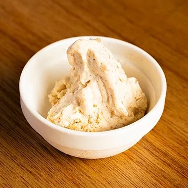 白い器に入ったアイスクリームのクローズアップ。