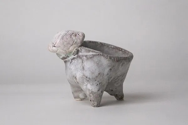 動物の形をした陶器のオブジェ