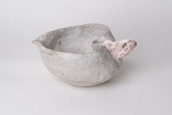 白い器に木の破片