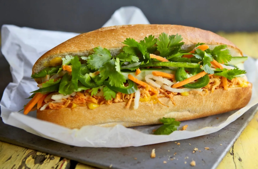 具材たっぷりのバインミー