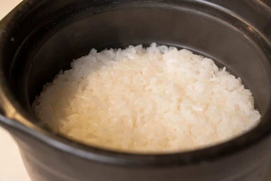 ご飯のクローズアップです。ご飯はふっくらと炊き上がり、ツヤがあります。