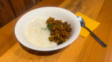 浅草橋にある「葉もれ日」でキーマカレーを実食。肉の旨味とごろっと食感がクセになる！