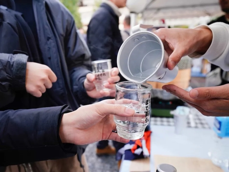 お湯割りを注ぐ様子