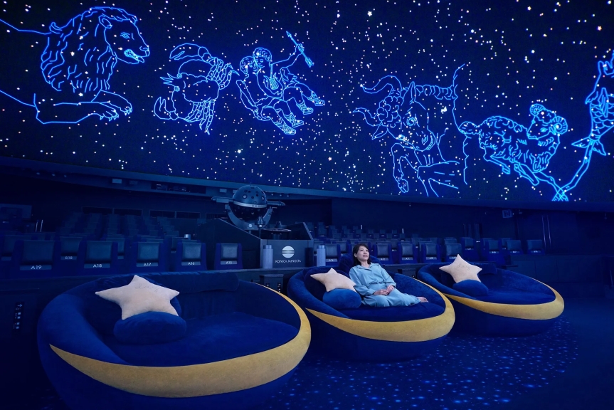 女性がソファに座る