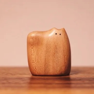 木製の猫の置物