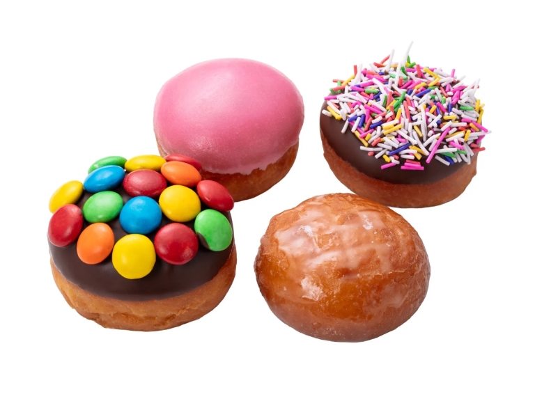 様々なお菓子が写った写真。チョコレートドーナツ、ピンク色のアイシングドーナツ、カラフルなチョコレートがトッピングされたドーナツ、シンプルなグレーズドーナツ。