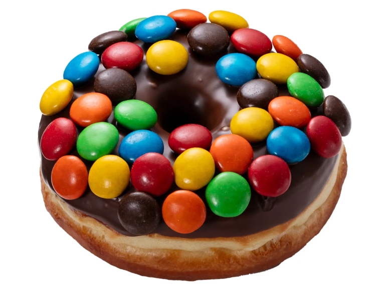 チョコレートでコーティングされ、カラフルなチョコレートキャンディーがトッピングされたドーナツのクローズアップ画像。