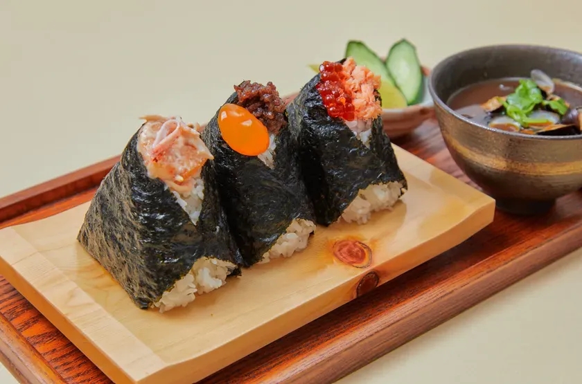 おにぎり、味噌汁、漬物がセットになった一汁おにぎりセット