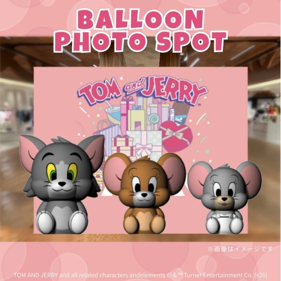 トムとジェリーのキャラクターが配置されたフォトスポットの画像です。背景には、プレゼントのイラストが描かれています。