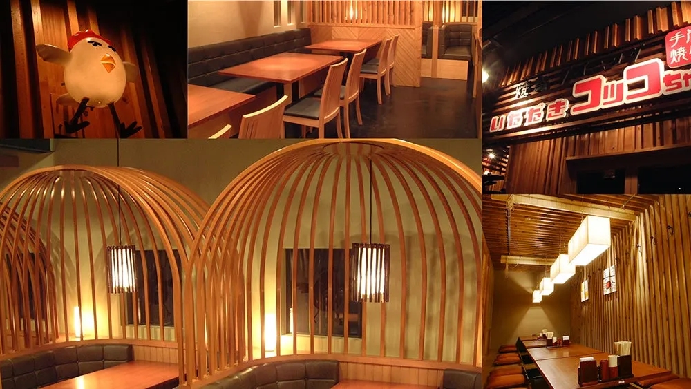 木材を基調とした、和風モダンな雰囲気の居酒屋の店内写真。鶏のキャラクターのオブジェや、ユニークなデザインの照明が印象的。