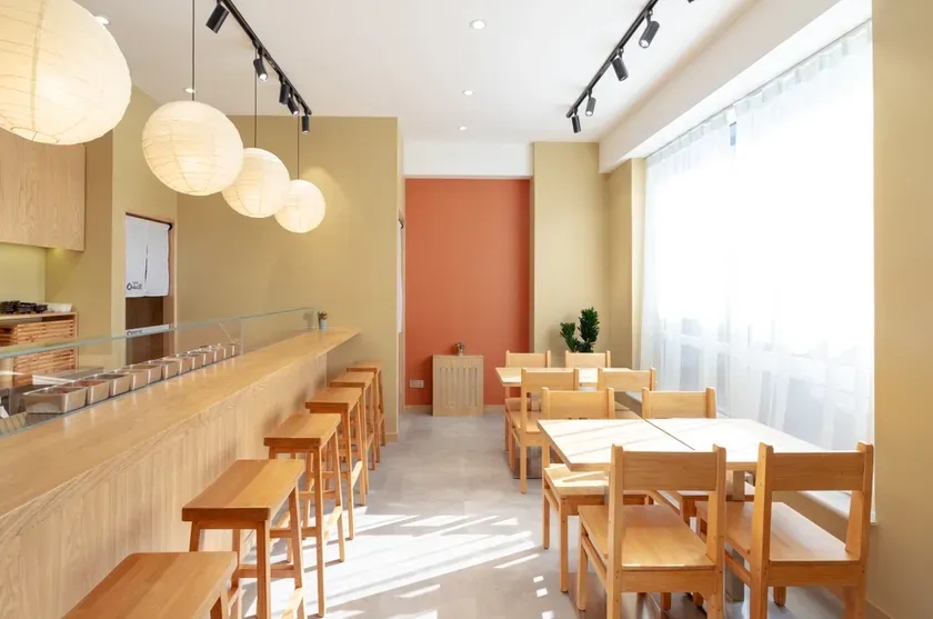 木を基調とした温かみのある店内