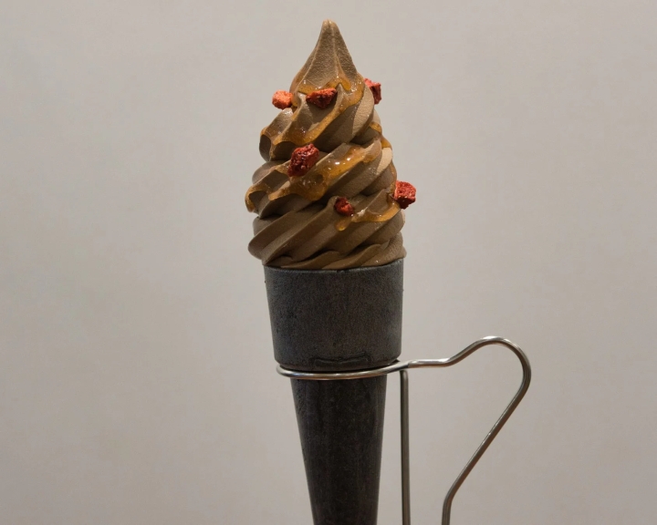 能登産いちごのチョコソフト