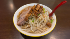 上野・御徒町を代表する「ラーメンイエロー」でキレのある二郎系ラーメンを堪能!