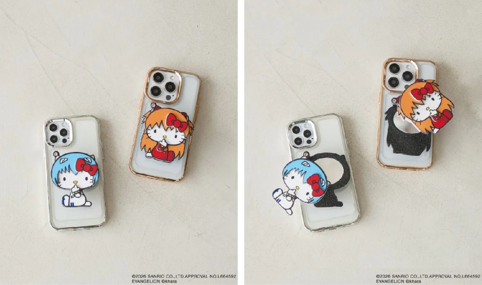 2つのスマートフォンケースが置かれた画像。ケースには、エヴァンゲリオンとハローキティのコラボキャラクターがデザインされています。背景は白っぽい色合いで、ケースは光沢があり、スマートフォンが映っています。