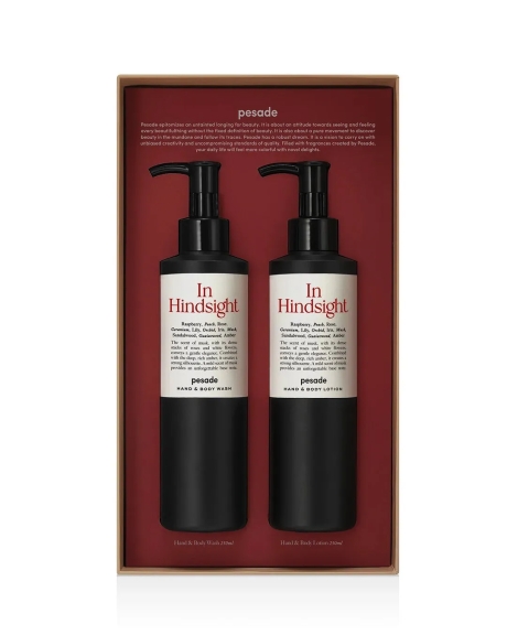 pesade HAND & BODY WASH In Hindsight Raspberry, Peach, Rose, Geranium, Lily, Orchid, Iris, Musk, Sandalwood, Guaiacwood, Amber The scent of musk, with its dense stacks of roses and white flowers, conveys a gentle elegance. Combined with the deep, rich amber, it creates a strong silhouette. A mild scent of musk provides an unforgettable base note. pesade HAND & BODY WASH In Hindsight Raspberry, Peach, Rose, Geranium, Lily, Orchid, Iris, Musk, Sandalwood, Guaiacwood, Amber The scent of musk, with its dense stacks of roses and white flowers, conveys a gentle elegance. Combined with the deep, rich amber, it creates a strong silhouette. A mild scent of musk provides an unforgettable base note. pesade HAND & BODY LOTION Hand & Body Wash 250ml Hand & Body Lotion 250ml