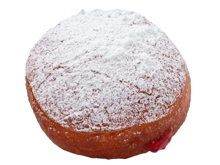 粉砂糖をまぶしたドーナツ。ドーナツは丸く、中には赤いジャムが入っている。