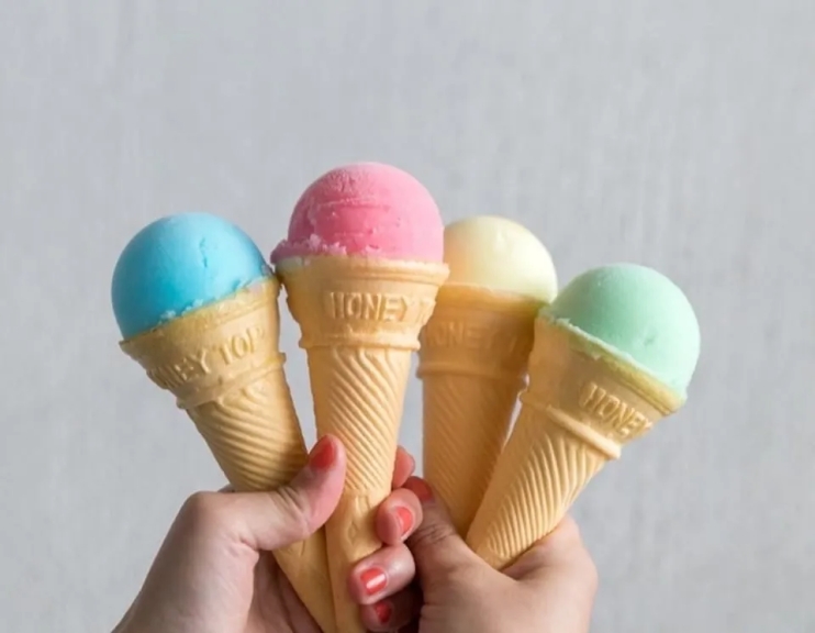 カラフルなアイスクリームコーン
