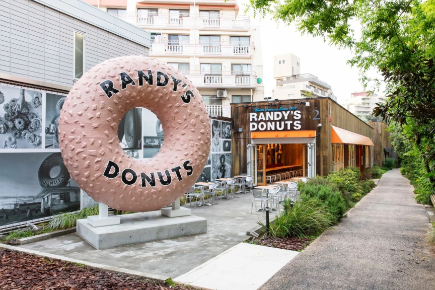 巨大なドーナツのオブジェが特徴的なお店「Randy