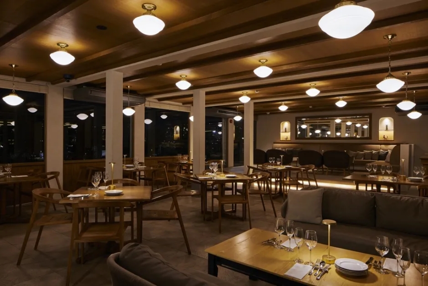 レストランCREAの店内