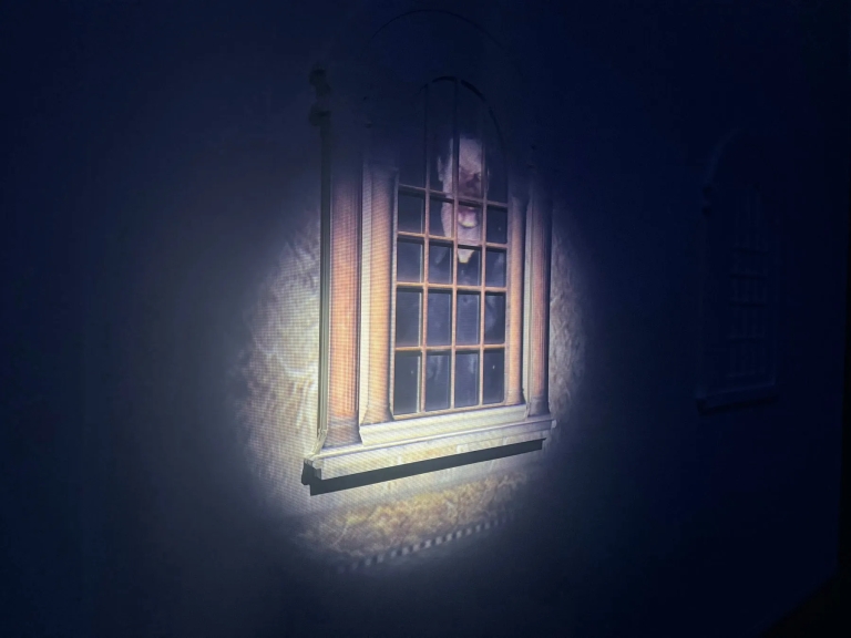 窓から顔を覗かせている人物