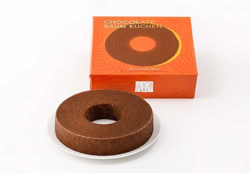 チョコレートのバウムクーヘンが、箱と皿の上に置かれた写真です。