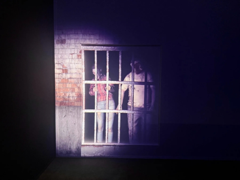 窓の格子越しに立つ男女