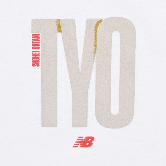 白地に、SHOHEI OHTANIと大きく書かれた文字が配置された画像。New Balanceのロゴも確認できる。