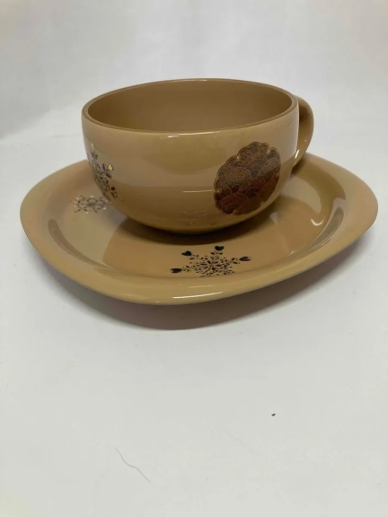 ベージュ色のカップとソーサーの金継ぎイメージ