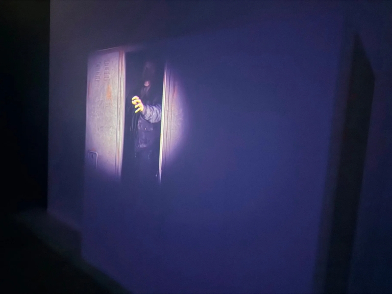 ドアの隙間からこちらを見ている人物