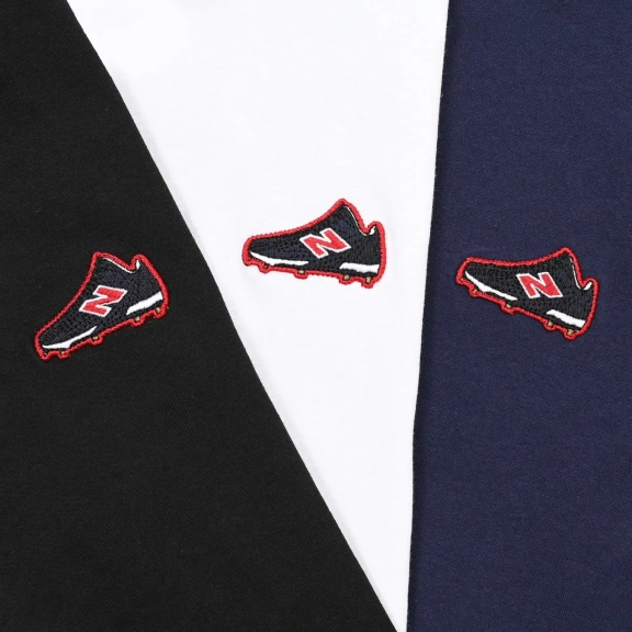 3色の服にそれぞれ刺繍されたニューバランスのロゴマーク