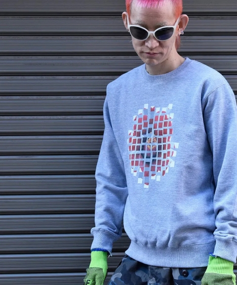 男性,ファッション,ストリートファッション,ピンクヘア,サングラス,白いサングラス,ネオングローブ,スウェット,グレーのスウェット,迷彩パンツ,個性的,クール,アーバン,シャッター,壁