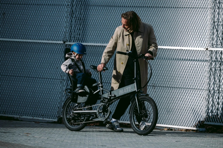 親子で自転車を楽しむ様子