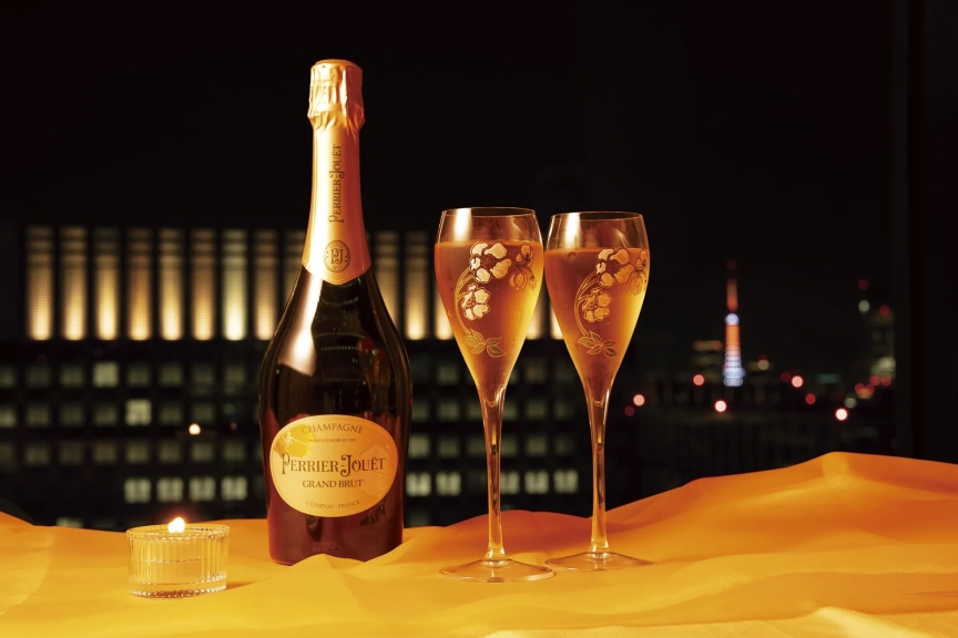 シャンパンボトルとグラス