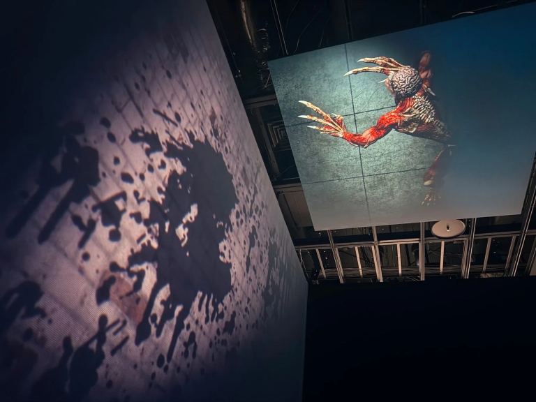 血痕とクリーチャーのイメージ