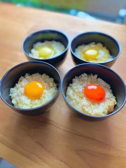 色とりどりの卵黄が乗った卵かけご飯