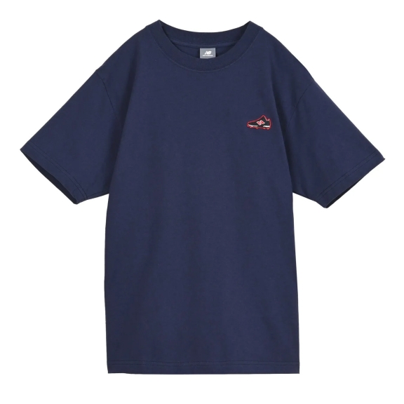 濃紺のTシャツ。左胸に赤いシューズのマークがあり、首の後ろに「ab」の文字がある。