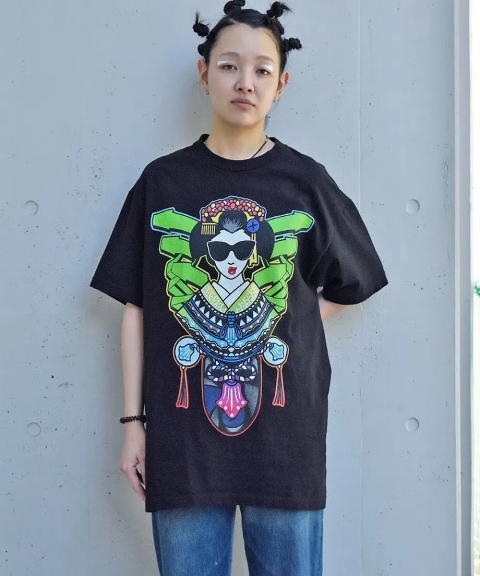 人物,女性,ファッション,Tシャツ,グラフィックTシャツ,ゲイシャ,サングラス,お団子ヘア,白いアイシャドウ,ストリートファッション,カジュアル,コンクリート壁