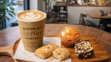 【3月限定】BYRON BAY COFFEEとオーストラリア・マカダミアがコラボ!都内5店舗で楽しめる春のスペシャルスイーツ
