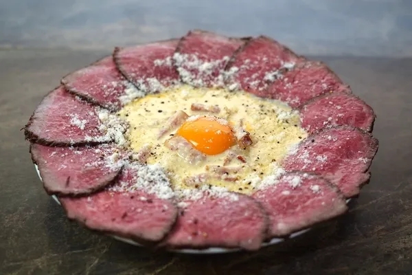 ローストビーフに囲まれた肉ボナーラ